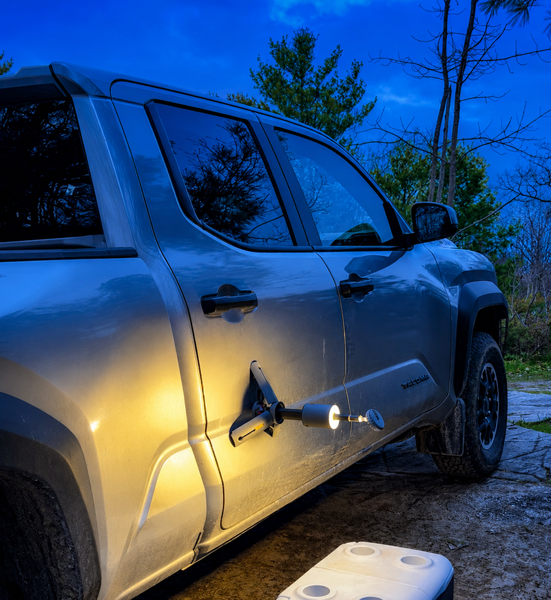 MAGNETIC MOUNT. HANDS-FREE LIGHT.